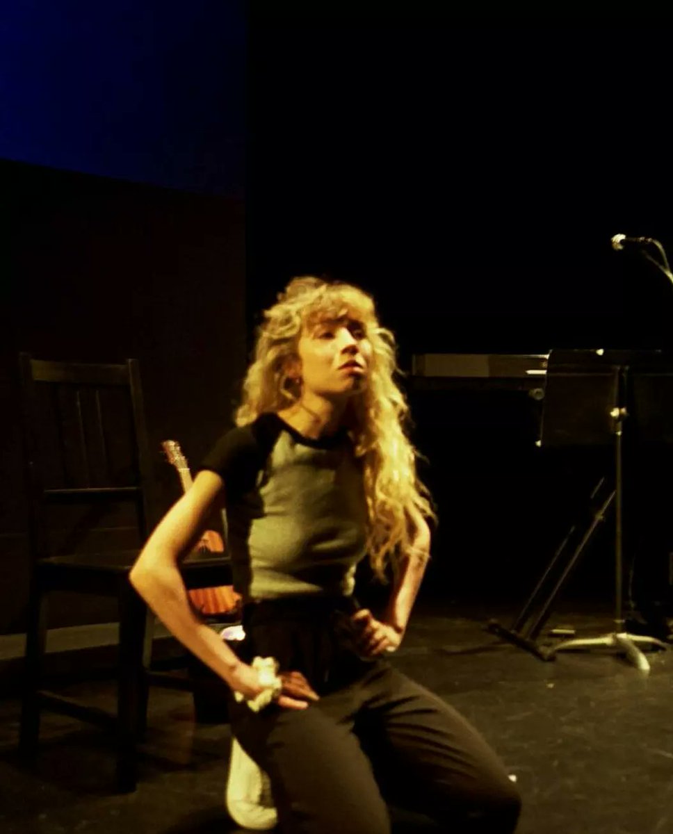 ekyueq_'s tweet photo. Jennette McCurdy in her sold out womam show !! https://t.co/u8G0eKPFIx