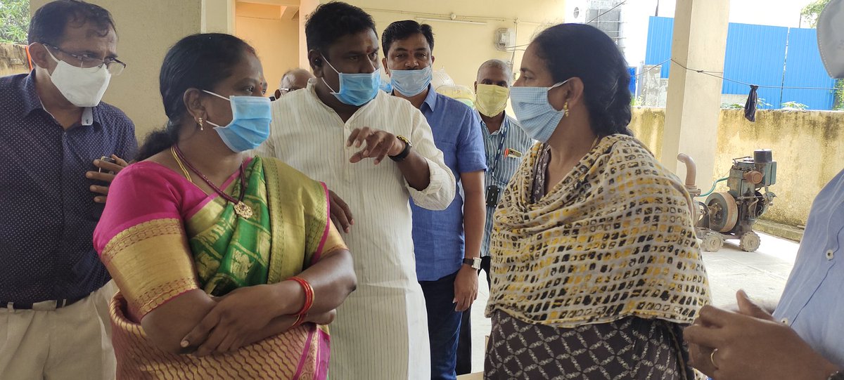 ArunaSurendhar's tweet photo. నాగోల్ డివిజన్ వార్డు కార్యాలయంలో  AMOH మంజులావాణి గారితో కలిసి శానిటేషన్ సిబ్బందికి రక్షణ కిట్లను అందజేసిన కార్పొరేటర్ చింతల అరుణ సురేందర్ యాదవ్ గారు ....
@GadwalvijayaTRS  @GHMCOnline 
@ZC_LBNagar https://t.co/PMordhkrIv