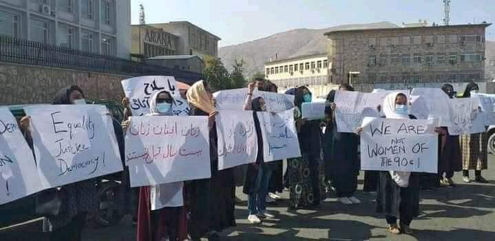 ASeediqi's tweet photo. جهان مارا ه��راهی کنید 
زنان افغان تسلیم نمی شوند https://t.co/6McQI1lxKc