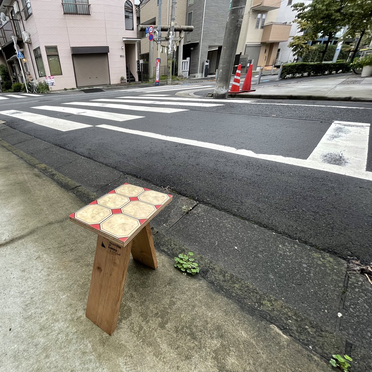 kadowaki_kozo's tweet image. 壮大な旅を経て、かつて長くとどまった場所にスツールとなって戻ってきた住宅のかけら。
座面はもともとはトイレの床で、あまり面積もなかったので、アップサイクルのワークショップのときには、ゴミだったはずのこの床が宝物のように扱われていました。
#vba2021jp