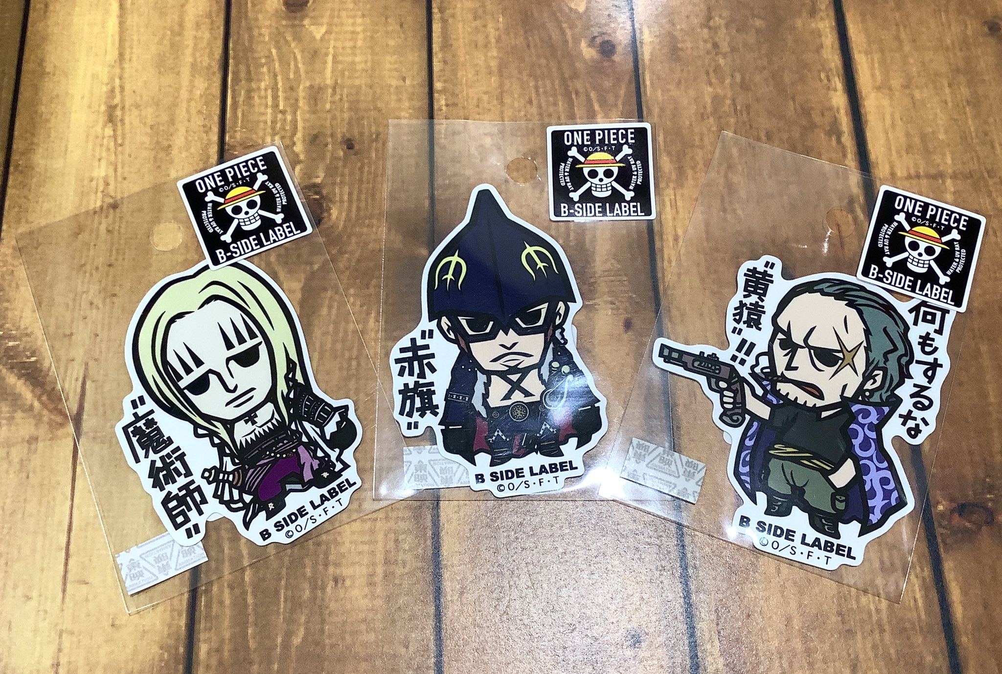 One Piece 麦わらストア梅田店 再入荷 B Side Label ワンピースコラボステッカー バジル ホーキンス 魔術師 X ドレーク 赤旗 ベン ベックマン 何もするな 各385円 税込 好評発売中 麦わらストア Onepiece T Co Gvnmbueeis