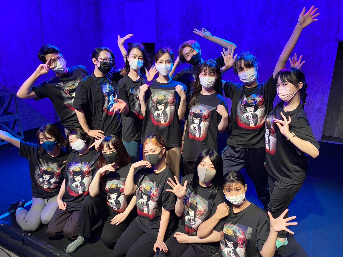 kurisu_karen's tweet photo. Shanghai Moonbou OPERA〜上海的月虹〜

可愛いTシャツが出来ました.•*

皆さんとお揃い嬉しい🌸

早い者勝ちです、ぜひGetしてくださいね💫

そして昨日は飯干さん演じるマダムと遠藤さん演じる化鳥の演出の日、本番は見られないからずっとみつめてました😌   大好きなシーン🕊

 #SMオペラ  #舞台 https://t.co/b2nDlQRBdj