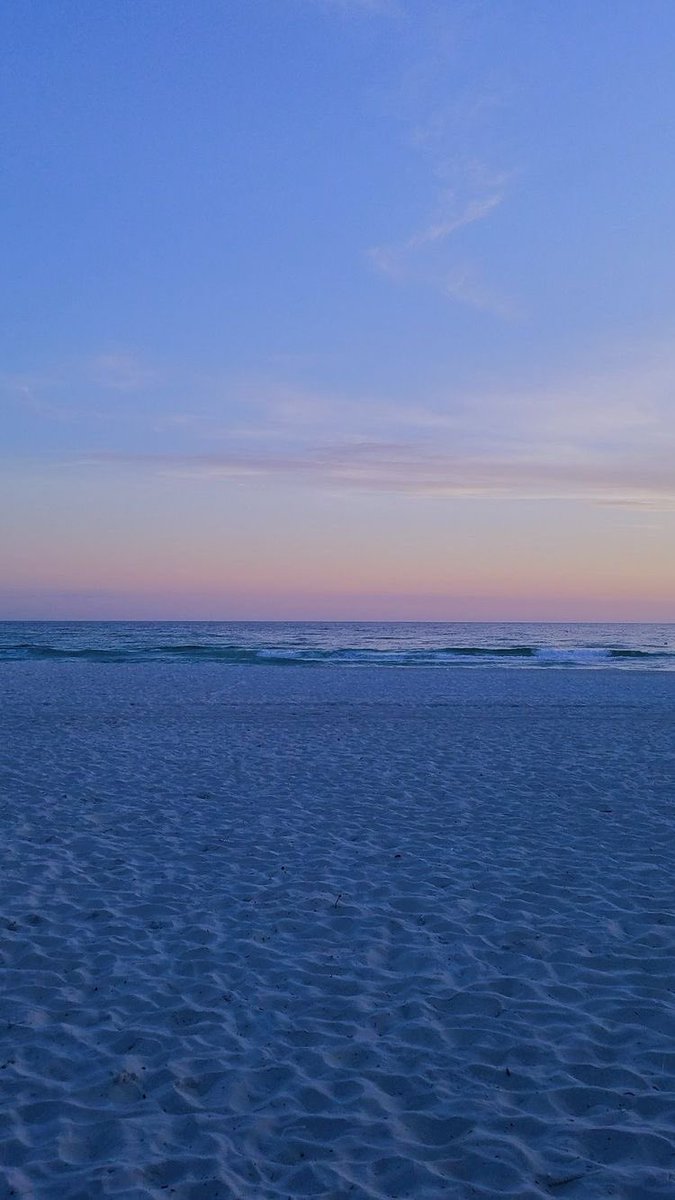 opacarofilia_'s tweet photo. nada mejor que mirar el cielo en la playa https://t.co/scpKJve4Sy