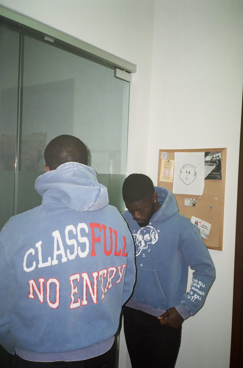 _AM_14's tweet image. What’s up y’all. My name is AJ I’m a black artist living in Toronto and this Is my brand CLASSFULL🚫
We just launched our back2school sale on all our hoodies for more than 50% off 👀

We deliver TO US &amp;amp;CANADA ✈️ 
IG: @classfull.co
(Link in bio)
Appreciate all the love &amp;amp; support