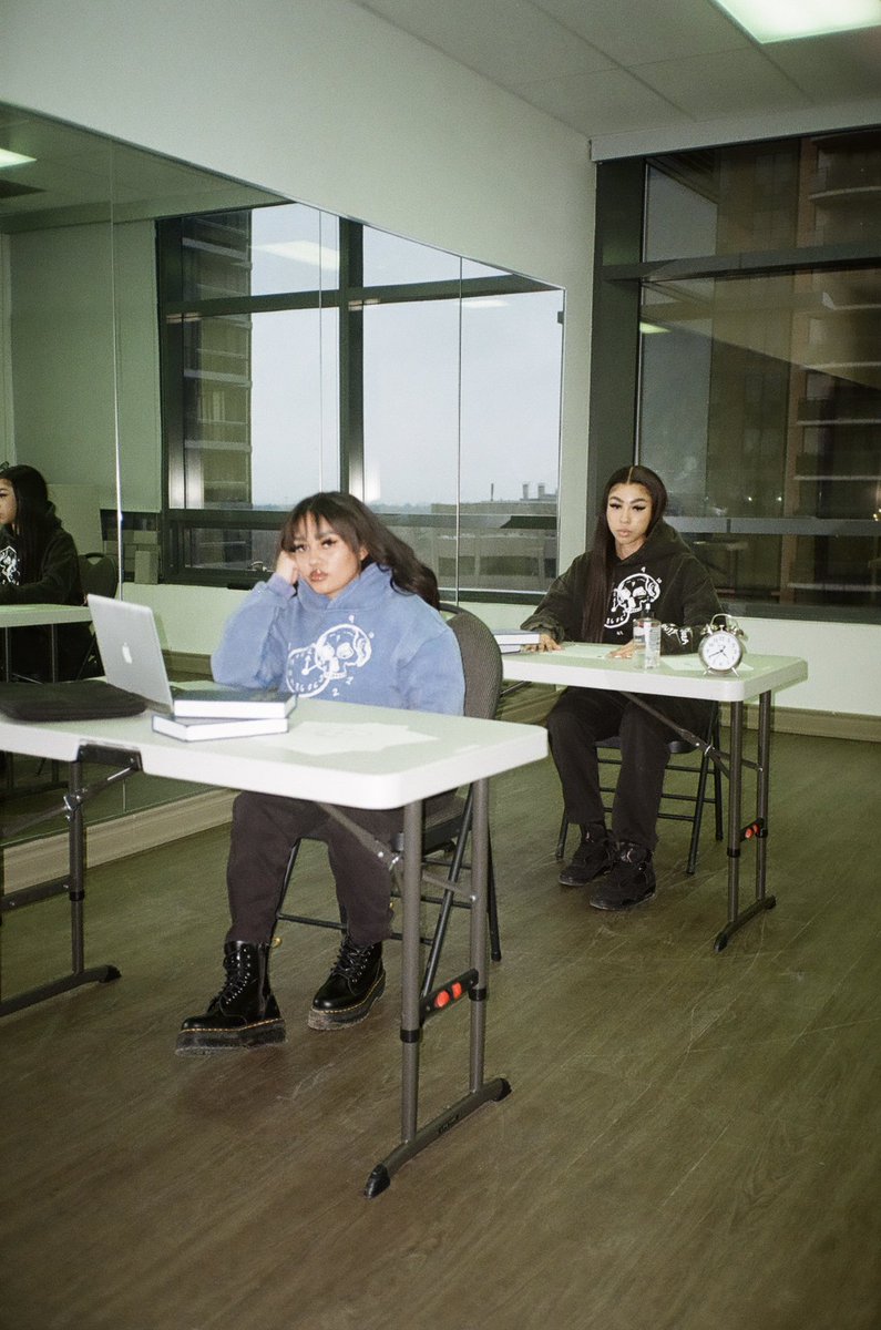 _AM_14's tweet image. What’s up y’all. My name is AJ I’m a black artist living in Toronto and this Is my brand CLASSFULL🚫
We just launched our back2school sale on all our hoodies for more than 50% off 👀

We deliver TO US &amp;amp;CANADA ✈️ 
IG: @classfull.co
(Link in bio)
Appreciate all the love &amp;amp; support