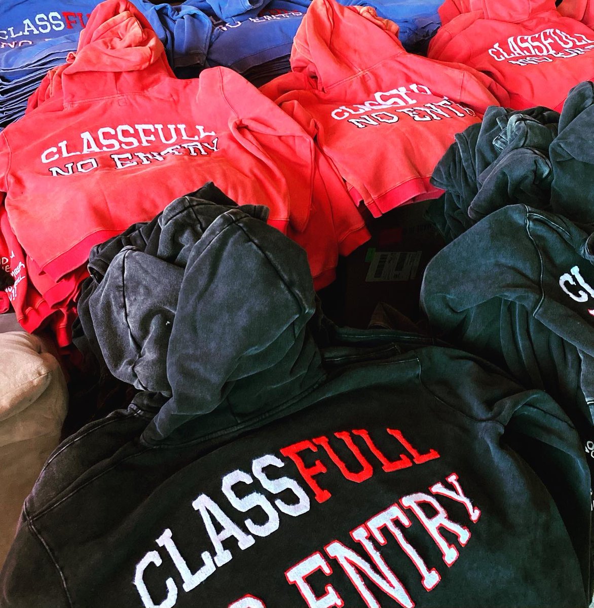 _AM_14's tweet image. What’s up y’all. My name is AJ I’m a black artist living in Toronto and this Is my brand CLASSFULL🚫
We just launched our back2school sale on all our hoodies for more than 50% off 👀

We deliver TO US &amp;amp;CANADA ✈️ 
IG: @classfull.co
(Link in bio)
Appreciate all the love &amp;amp; support