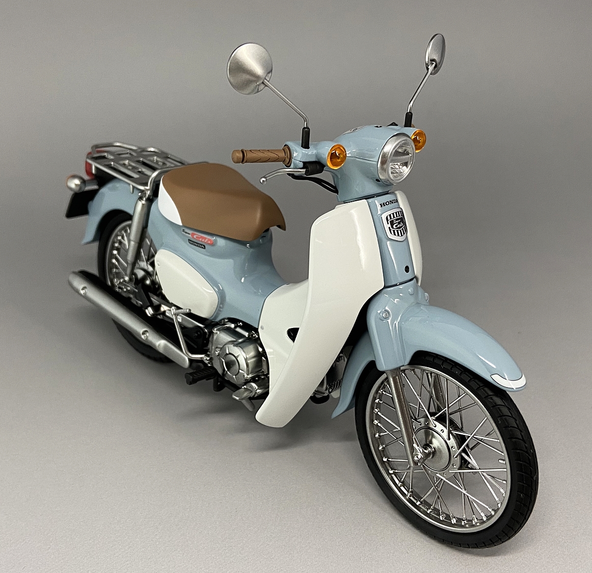 har36600's tweet photo. スーパーカブ110　完成しました。
使用キットは フジミ製　NEXTシリーズNo.1 EX-2 ホンダ スーパーカブ110（クラシカルホワイト）
ブレーキワイヤーが省略されていたので　タミヤのパイピングケーブルで再現しました。
#スーパーカブ 
#本田技研工業
#フジミ https://t.co/6B4w9U549y