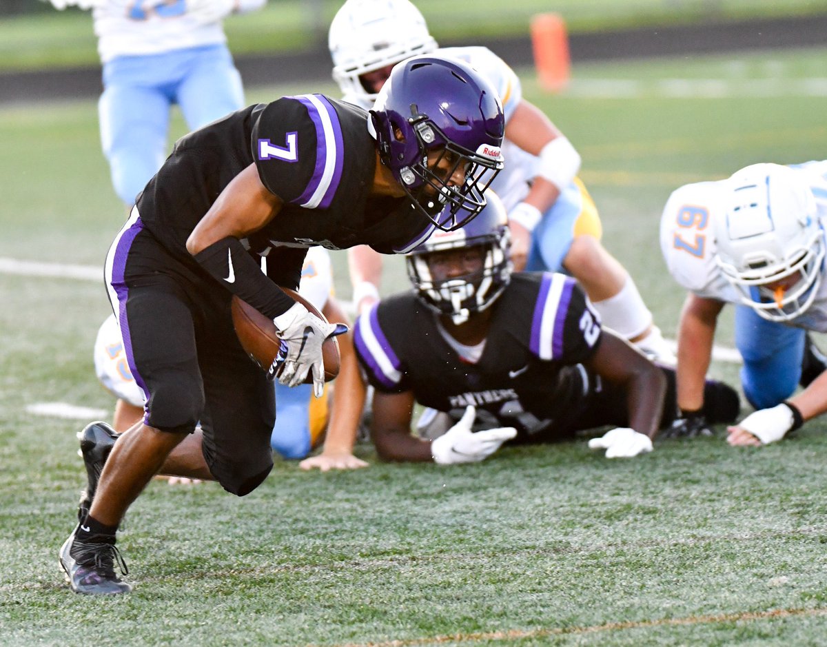 Neil_Ghadiali05's tweet photo. Great home opener win 41-0!!! Had 2 touchdowns😈😈 https://t.co/Ba6LHbDLGU