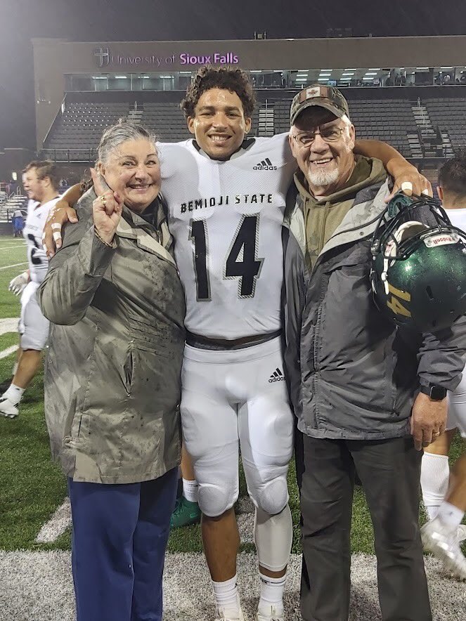 LeighNatural's tweet image. From Vancouver BC to watch @DhelLiam10 and his team play great!!  #1fans #proudgrandparents @BSUBeaversFB