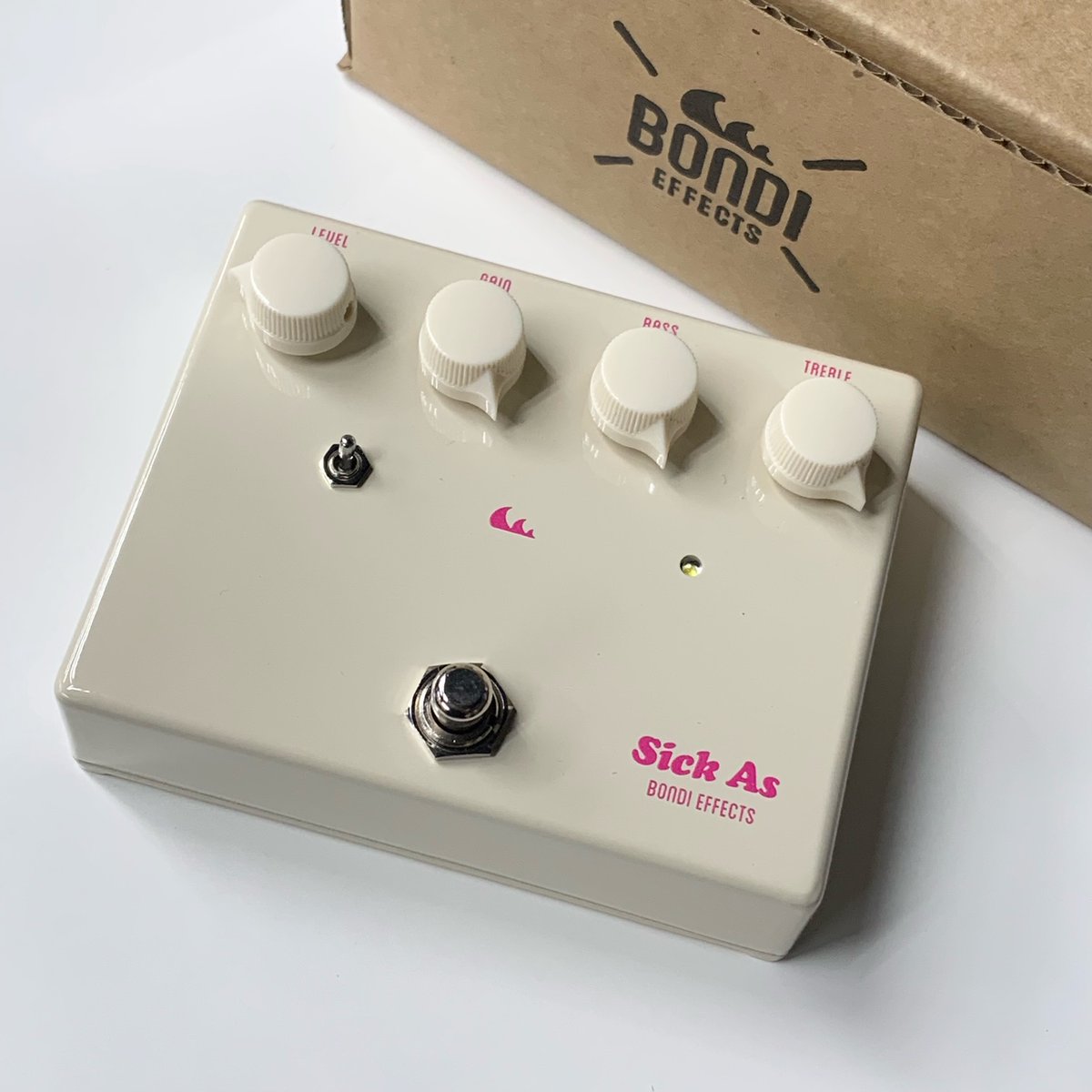 1484_shinjuku's tweet photo. Bondi Effects / Sick Asの特別限定カラーが入荷！！
こちらはCustom White！ぜひこの機会にご検討くださいませ♪
https://t.co/UALcHqJeb2
#BondiEffects  #sickas #限定 #ペダル #おすすめ #新宿 https://t.co/SQUazxheoC