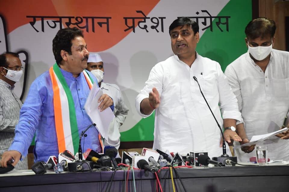 rcchoudharyinc's tweet photo. पूर्व केंद्रीय मंत्री श्री राजीव शुक्ला जी @ShuklaRajiv पीसीसी @INCRajasthan अध्यक्ष श्री गोबिन्द सिह डोटासरा जी @GovindDotasra ने राष्ट्रीय मुद्रीकरण योजना के मुद्दे पर प्रेस वार्ता की !
#INC #Rajasthan #MonetisationForNation https://t.co/P0lSkwoWUK