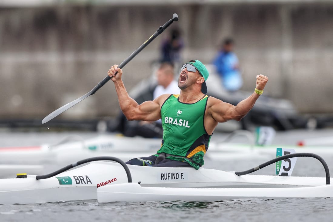 Foto do Fernando Rufino comemorando sua vitória na canoa.
