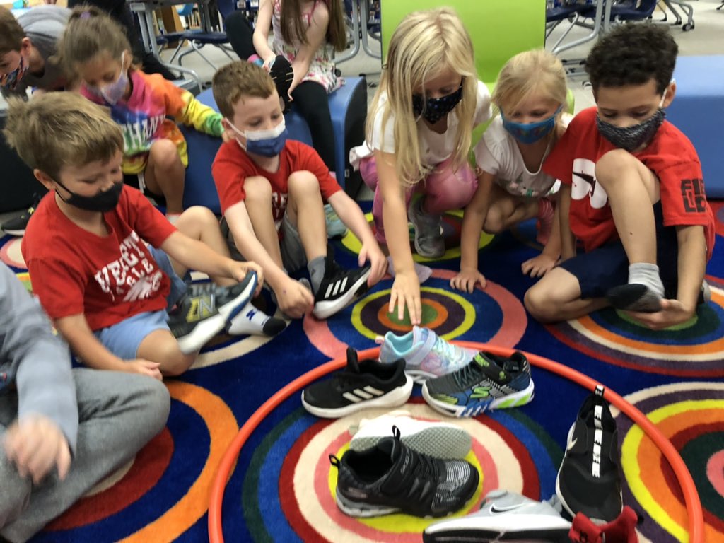 KatieSchiyer2's tweet photo. Using deductive reasoning, we looked at the attributes of our “Rocking Cool School Shoes” to determine the mystery shoe! #PetetheCat
#readingandthinking #EverettSchoolLibrary #Everettsoars https://t.co/tOK88GLlPi