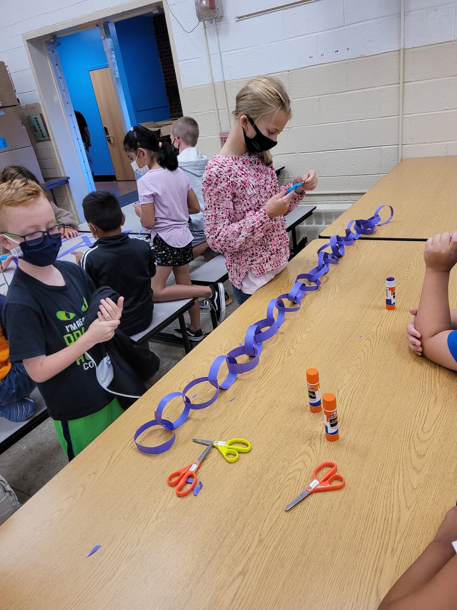 Pena_dual's tweet image. Team Building at its best! Today we worked in teams to create the longest chain using only ONE piece of construction paper. We learned a lot about communicating with team members in order to design the longest chain! So much fun! @MrsRodr1guez #jackson21 @missprincipato1