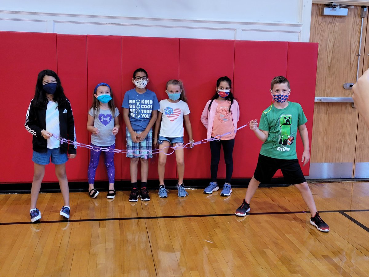 Pena_dual's tweet image. Team Building at its best! Today we worked in teams to create the longest chain using only ONE piece of construction paper. We learned a lot about communicating with team members in order to design the longest chain! So much fun! @MrsRodr1guez #jackson21 @missprincipato1