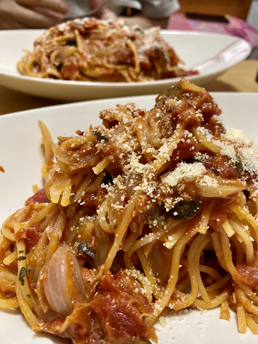 Kazueyahk's tweet photo. 2021.8.30
#おうちごはん
#いつかのごはん
#今日のランチ
ほぼ缶詰で、プッタネスカ風パスタ🍝
トマト缶、ツナ缶、ブラックオリーブ、ケイパー、玉ねぎ、ニンニク。 https://t.co/QdAccrEtFA