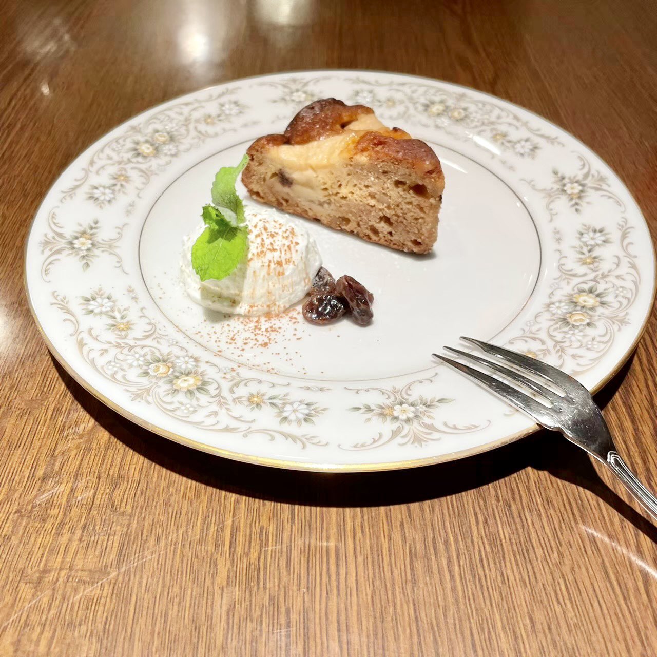 喫茶かなで 喫茶かなでの定番メニュー紹介 第7弾 キャラメルアップルケーキ 珈琲屋いこい から受け継いだメニューで３種類の砂糖を使用し 林檎と胡桃が食感のアクセント 日吉グルメ 日吉カフェ 日吉ランチ 普通部通り 元住吉グルメ 元