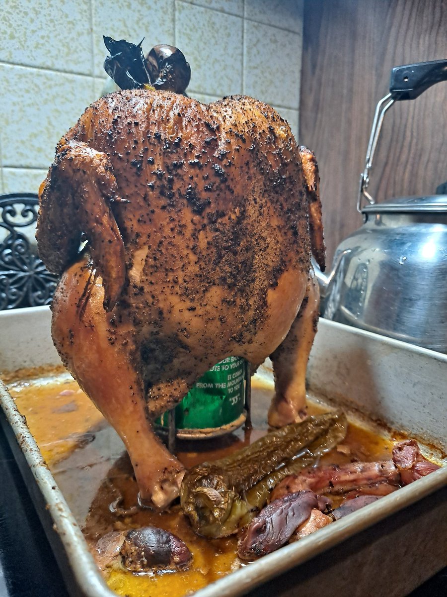 HossinationHQ's tweet photo. Beer But Chicken
#GotMeARollinRock
#BeerButtChicken
#Hellyeah https://t.co/cSbhrq6mch