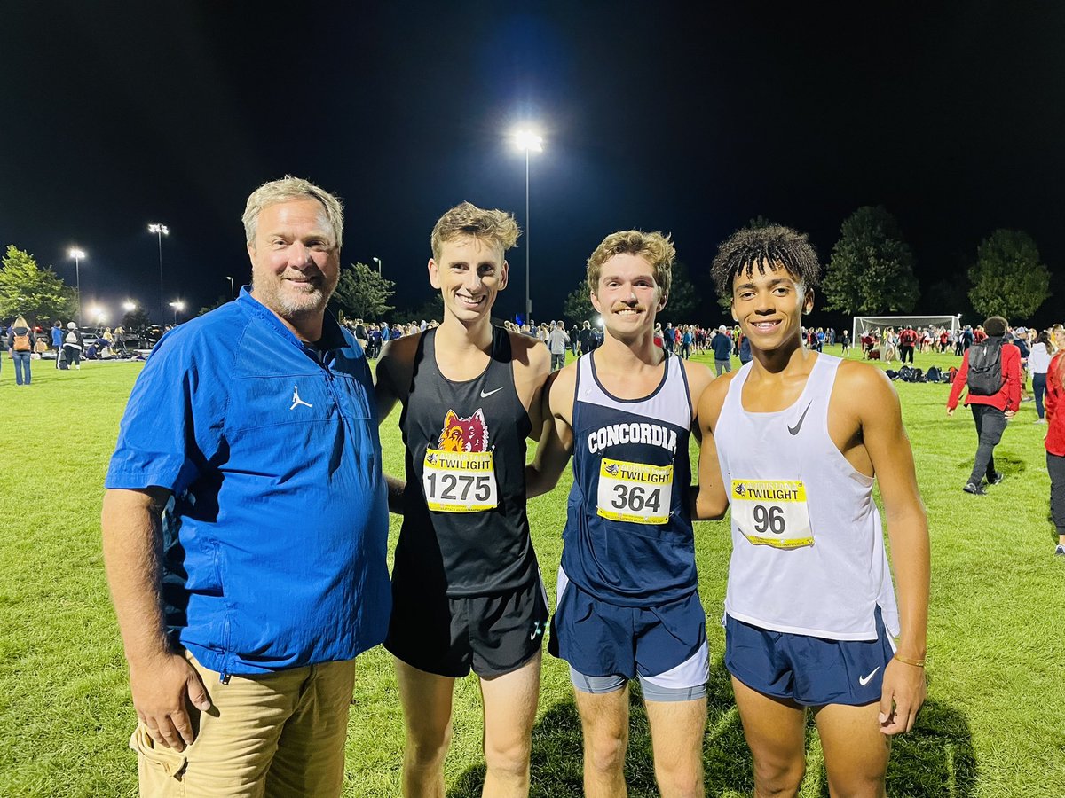 ACTnF's tweet image. #ACXC Coach Murley with some of his former Golden Eagles cross country runners!