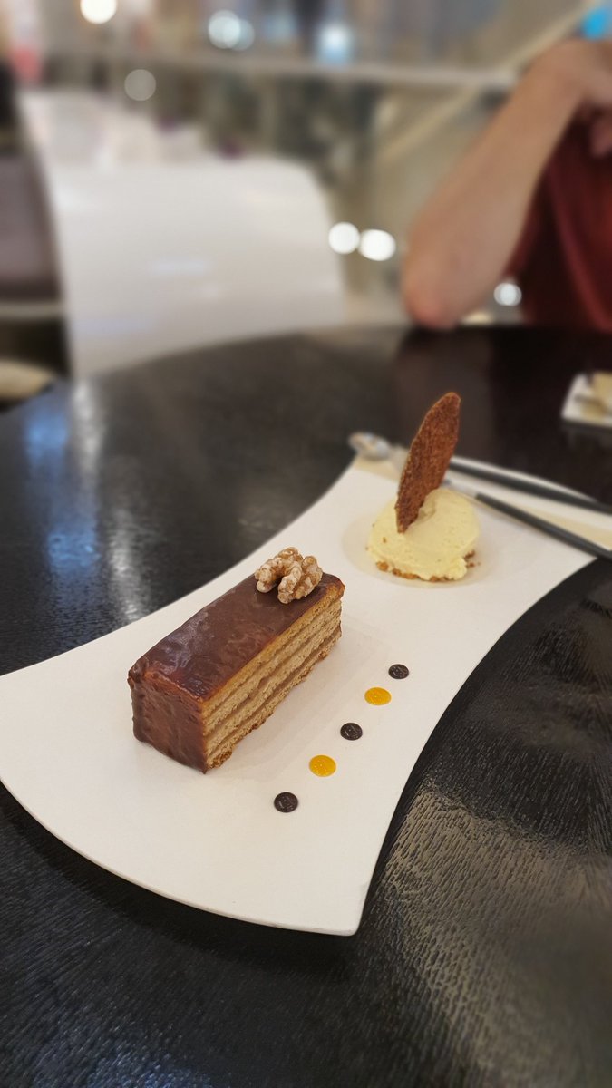 Haruaki_Walkure's tweet photo. #제르보 #gerbeaud 제르보 디저트카페 분명 엄청 고급재료의 맛과 엄청 완성도 높은맛이었지만 왜인지 모르게 다먹기 힘들었다 왕실디저트라던데 서민이라 다먹기 힘들었나?.. ㅂㄷ https://t.co/4bIPW8oKpH