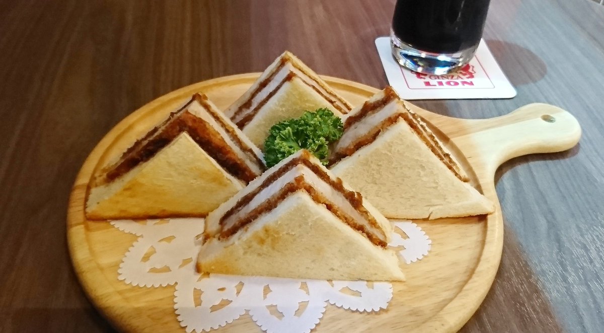 eNy9IuSBXO1X1bC's tweet photo. ある日の昼、軽食をとりに現存する日本最古のビヤホールへ。
昭和9年の開店当時のままの内装は、モザイク壁画といい、柱といい、高い天井といい、全てが荘厳で圧巻の佇まい。
気兼ねなく飲める日が戻ったら、ここで友人達と盛大に祝杯をあげたい。

＠ビヤホールライオン銀座七丁目店 https://t.co/H7Uz80Ma02