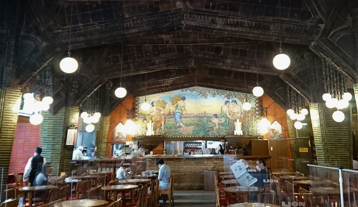 eNy9IuSBXO1X1bC's tweet photo. ある日の昼、軽食をとりに現存する日本最古のビヤホールへ。
昭和9年の開店当時のままの内装は、モザイク壁画といい、柱といい、高い天井といい、全てが荘厳で圧巻の佇まい。
気兼ねなく飲める日が戻ったら、ここで友人達と盛大に祝杯をあげたい。

＠ビヤホールライオン銀座七丁目店 https://t.co/H7Uz80Ma02