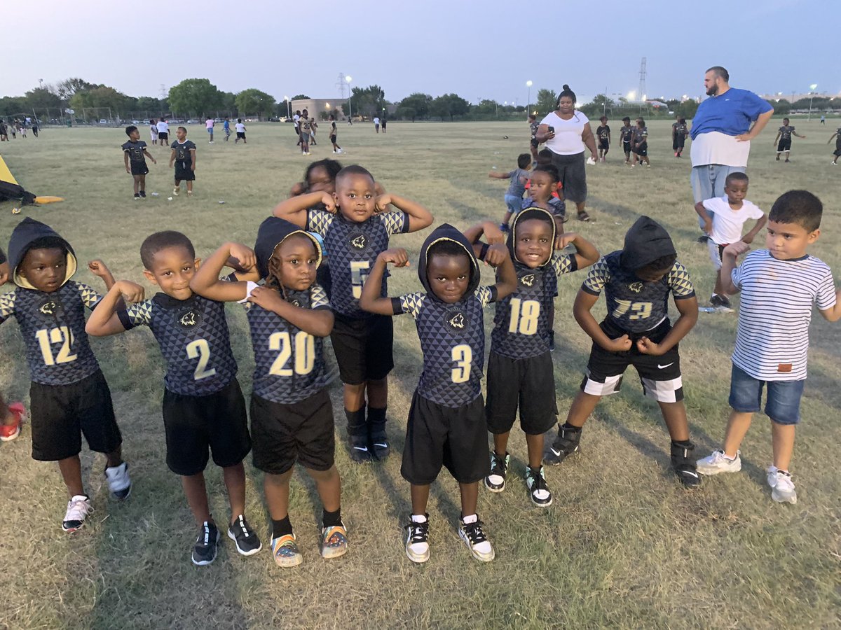 sheets851's tweet photo. My little man rocking pops number 2 flexin with a few of his teammates 😂 #pacway #5u #footballseason #Texas https://t.co/jkTziHp4In