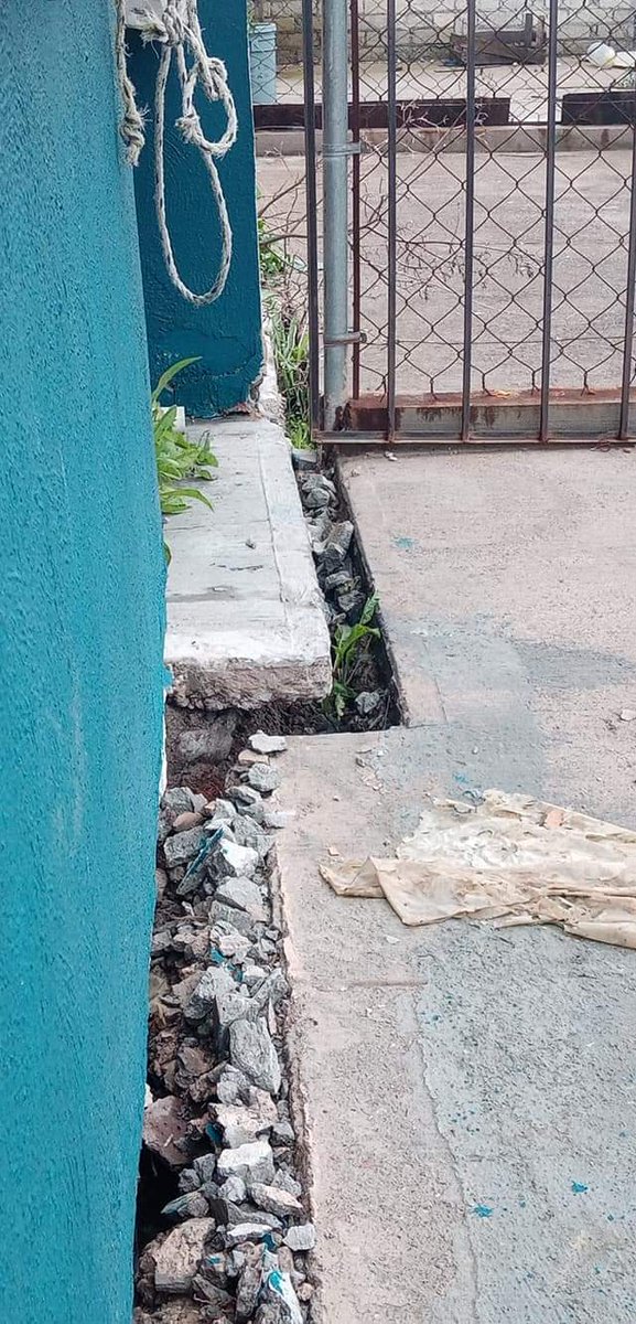 DestinoDrea's tweet photo. @alfredodelmazo @Edomex @SGGEdomex Estas fotos son en el Fracc El Dorado en Huehuetoca Edo. de México, el cerro se está desgajando, hay muchas familias en peligro, pedimos su intervención para apoyar a los afectados de la constructora @HogaresUnion_  @HogaresUnionVM #hogaresunion https://t.co/PZSQoaKonk