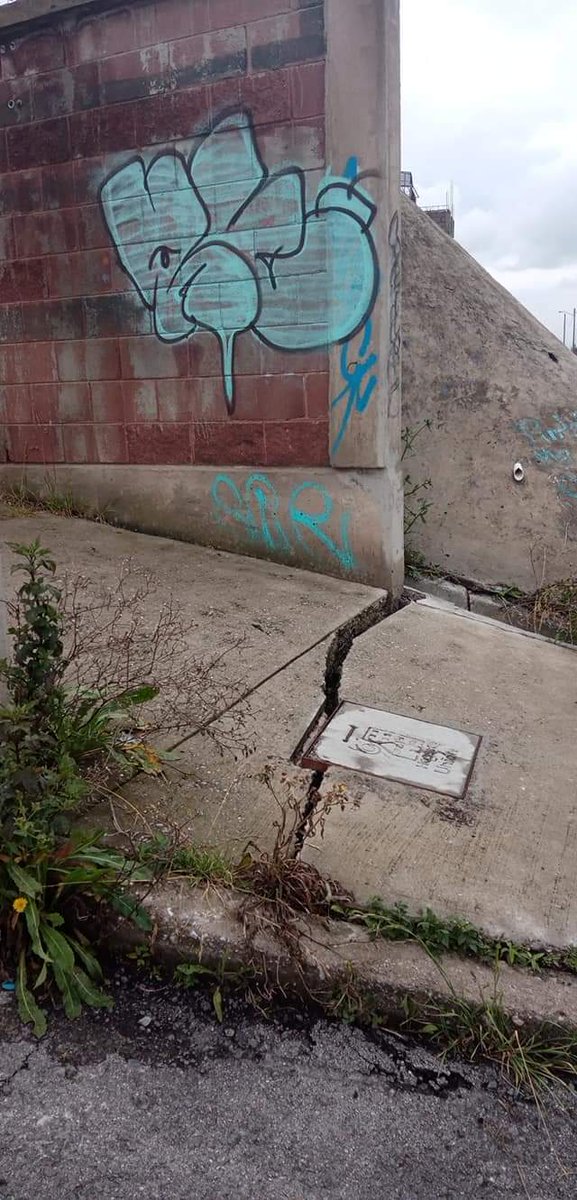 DestinoDrea's tweet photo. @alfredodelmazo @Edomex @SGGEdomex Estas fotos son en el Fracc El Dorado en Huehuetoca Edo. de México, el cerro se está desgajando, hay muchas familias en peligro, pedimos su intervención para apoyar a los afectados de la constructora @HogaresUnion_  @HogaresUnionVM #hogaresunion https://t.co/PZSQoaKonk