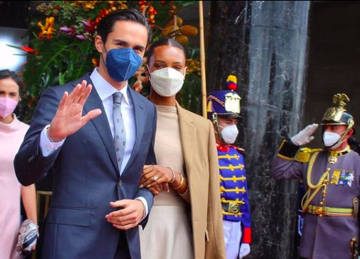 lahistoriaec's tweet image. Retirar a los mendigos de la Plaza San Francisco, limpiarla, incrementar los metropolitanos y cerrar calles aledañas para la ceremonia de este sábado, fueron algunos de los pedidos para La boda VIP del hijo del vicepresidente. Lo último de @lahistoriaec ↘️
lahistoria.ec/2021/09/03/la-…