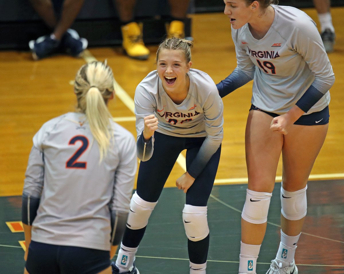 MattRileyPhoto's tweet photo. Without a doubt Mem Gym is going to be the place to be for the foreseeable future...What an atmosphere tonight! @UVAVolleyball #GoHoos https://t.co/VXwteq403L