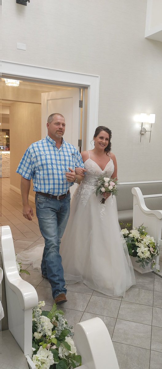 Kringlez4's tweet photo. Married off my baby today with @jeffylcase giving her away 👰 https://t.co/M5yMUj5lrk