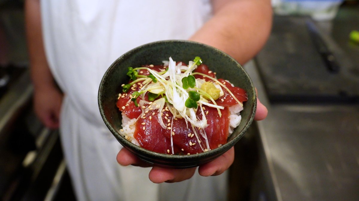 pirlo05050505's tweet photo. たまに超食べたくなる

「やばいマグロの漬け丼」

酒50ccとみりん50ccを鍋に入れ
煮切りアルコールを飛ばしたら

ボウルに移して冷やしながら
かき醤油200ccを加えさらに冷やし
完全に冷切ったらマグロの切り身を入れ
10分間漬けたらアツアツではないご飯に乗せる

カイワレ・ネギ・ゴマ・ワサビで神 https://t.co/w8vsjNejAS