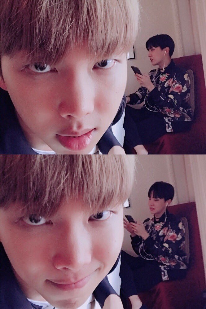nygmahopee's tweet photo. namjoon y su manía de tomarse fotos cuando hoseok esta distraído, amoo https://t.co/oSb1WZHG8M