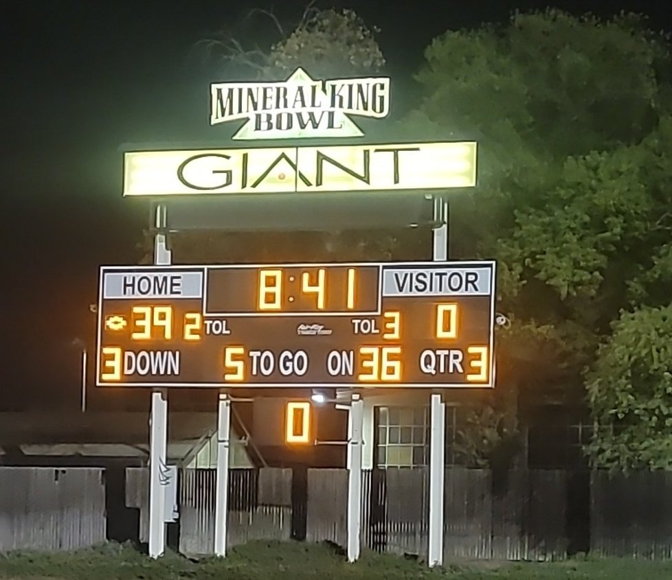 Friday Night Lights Mt. Whitney HS v. Fresno HS! Love seeing our students winning & enjoying the HS experience. #VUSDCares #VisaliaUSD @VacaRoberto @vmleoni @MWHSPioneers @jacquiegaebe @tularecoe @HireTimA