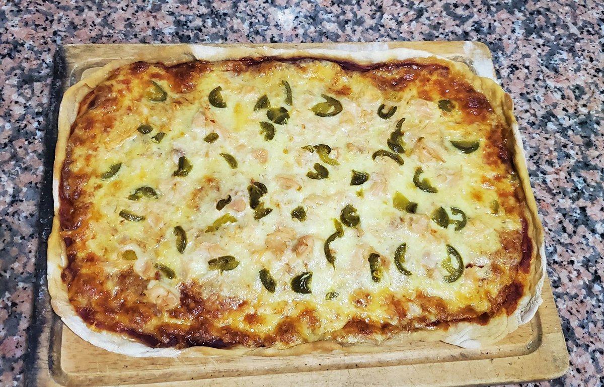 luisandres27's tweet photo. Wooow esta quedo deliciosa, la  pizza de pollo y jalapeño es de muerte lenta, y si la hago yo bueno aquí el resultado. https://t.co/tsDY2K8hTr