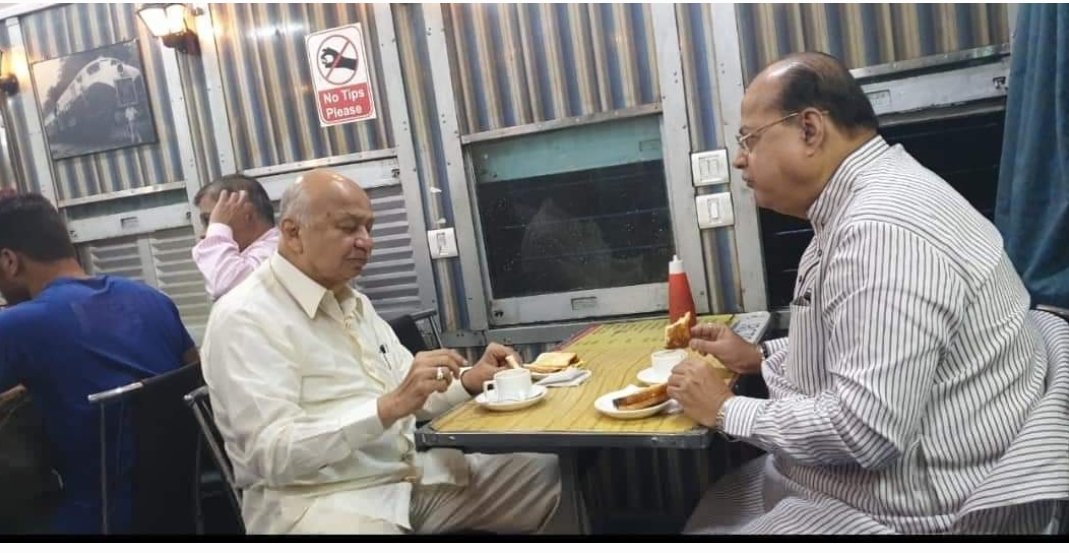 MohanJoshiINC's tweet photo. #मातीशी_जुळलेली_नाळ 
      #अभाळाशी_असलेल_नात 
डोळ्यात विकास त्याला कर्तृत्वाची साथ 
अश्या अनेक अष्टपैलू ने साकार झालेले व्यक्तिमत्व सुशीलकुमार शिंदे साहेब यांना वाढदिवसाच्या हार्दिक शुभेच्छा! 
@INCMaharashtra 
@ShindePraniti 
#sushilkumarshinde https://t.co/PfbBXBltff