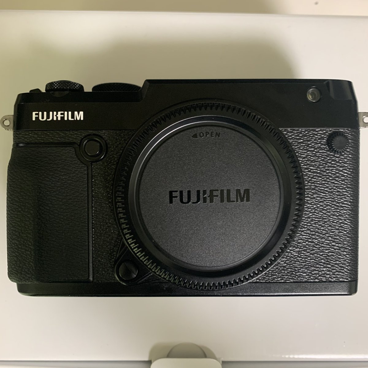 nana082282's tweet photo. 【売ります】FUJIFILM GFX50R
付属品完備　おまけLプレート
送料込み　280,000円
状態はいいかなと思います、傷等は写真でご確認と必要であれば撮影します！
カメラストラップの三角の部分を外す時に少し曲げてしまいましたごめんなさい！

よかったらリツイートお願いします🥺 https://t.co/aGtz8qXiTG