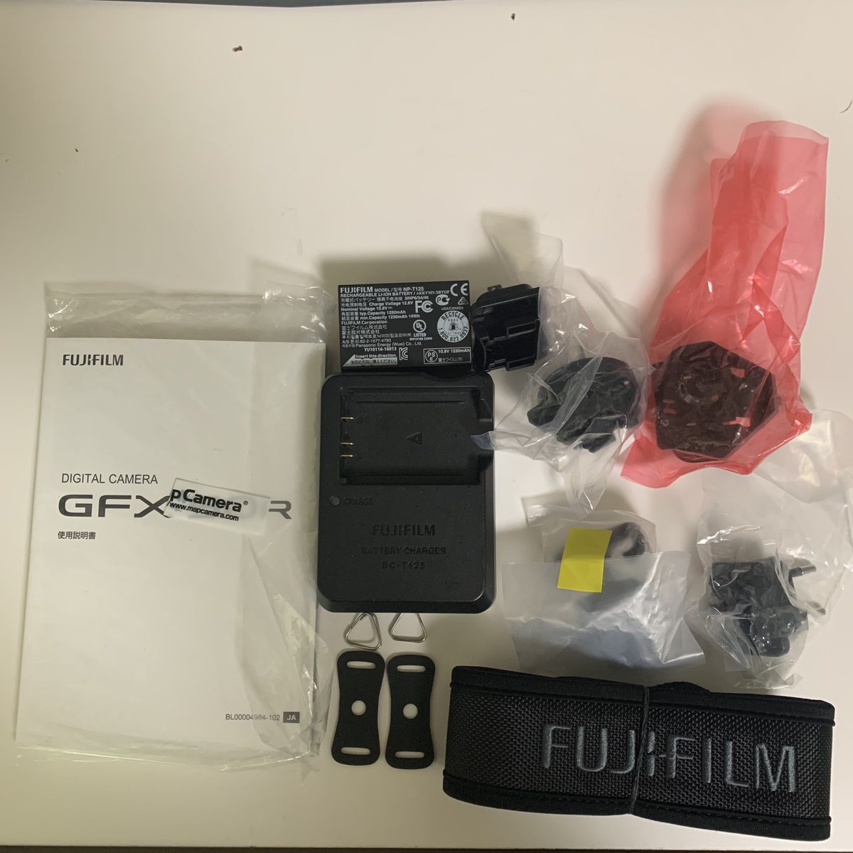 nana082282's tweet photo. 【売ります】FUJIFILM GFX50R
付属品完備　おまけLプレート
送料込み　280,000円
状態はいいかなと思います、傷等は写真でご確認と必要であれば撮影します！
カメラストラップの三角の部分を外す時に少し曲げてしまいましたごめんなさい！

よかったらリツイートお願いします🥺 https://t.co/aGtz8qXiTG