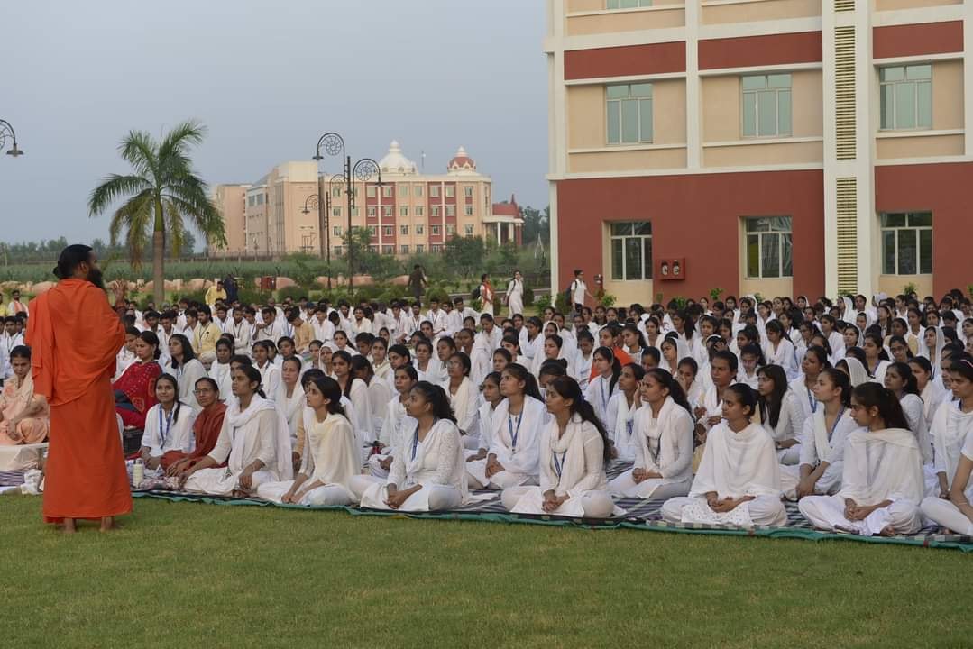 प्राणायाम सबसे बड़ा तप है और ओंकार सबसे बड़ा जप है। प्राणायाम का तप और मन ही मन ओंकार का जप ये जब दोनों एक साथ होते है तो हमारा शरीर, इंद्रियां, अंतःकरण, मन, बुद्धि, चित्त, हमारी आत्मा, अस्तित्व दिव्य हो जाता है। 
#Universityofpatanjali