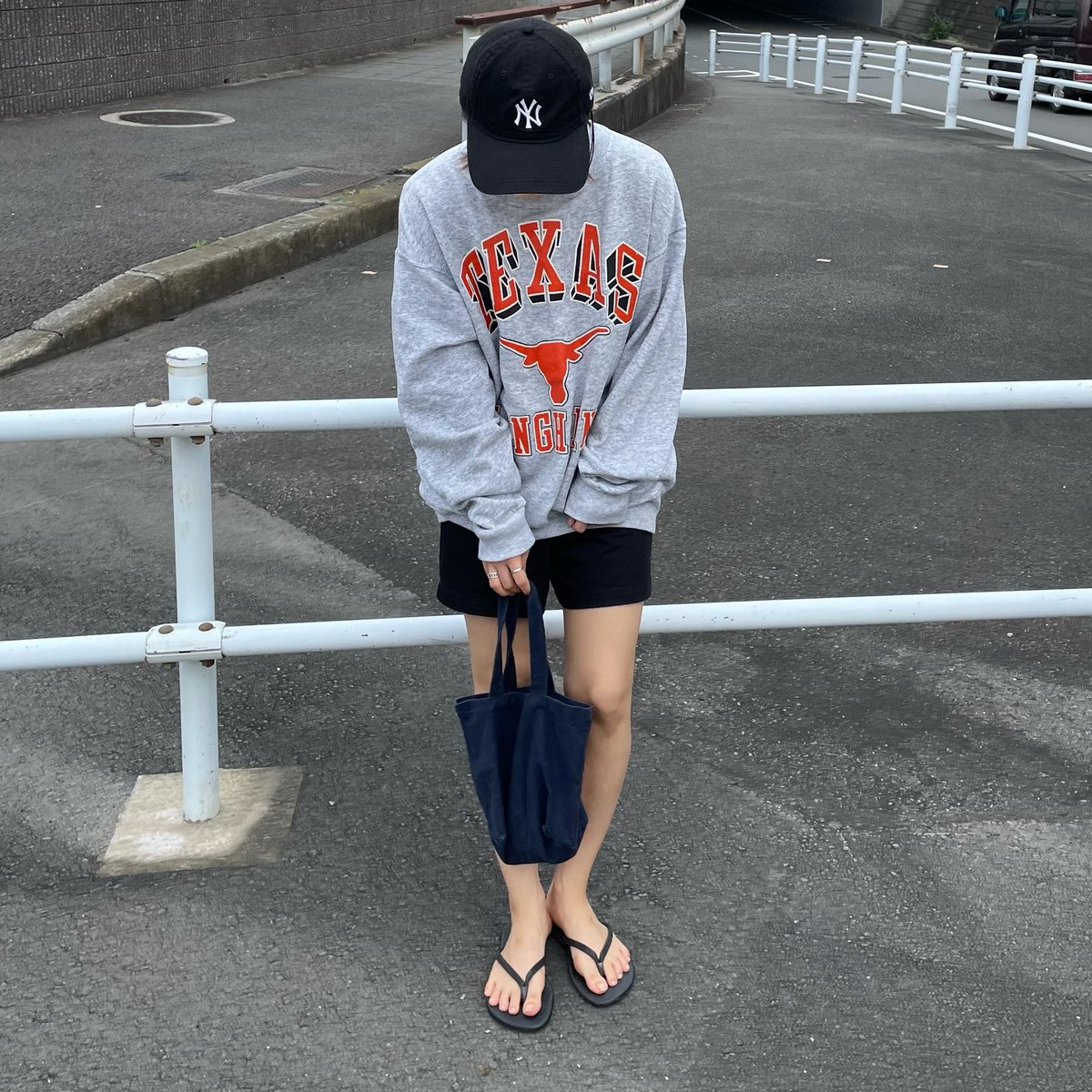 トレーナーに短パンサンダル合わせ🩴