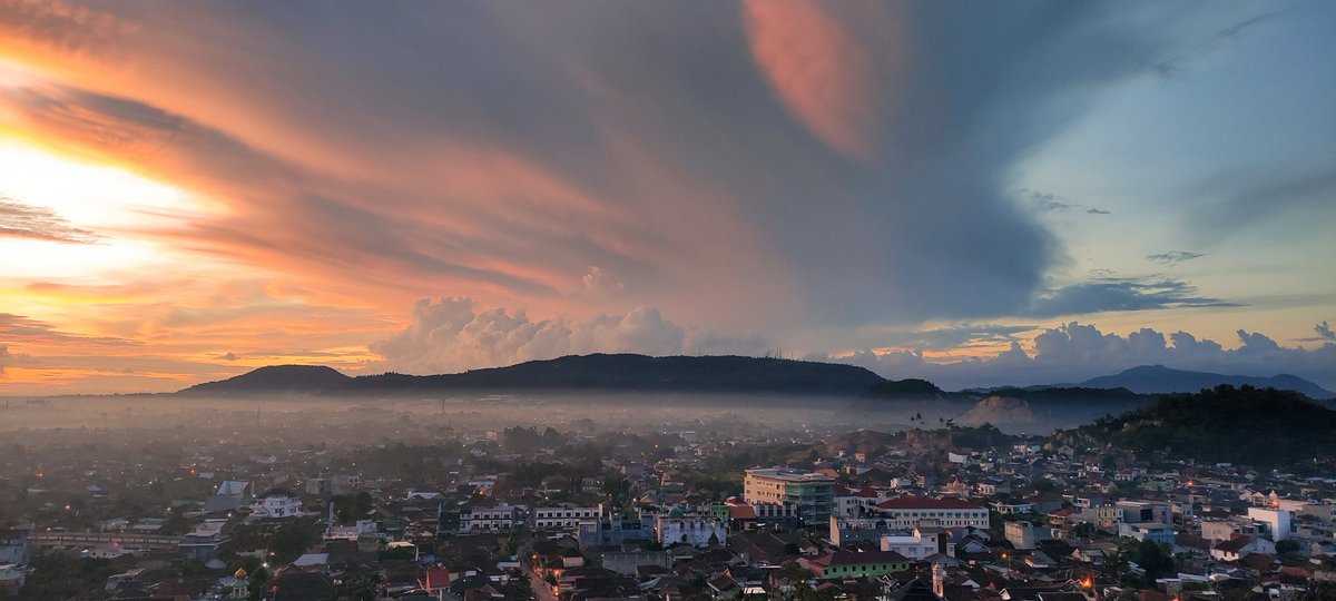 DiajengLrst's tweet photo. Drop foto langit yg ada di galeri kalian https://t.co/wZSuZWWwOI