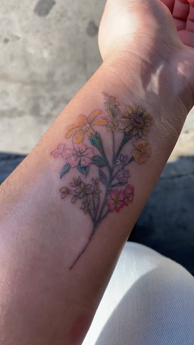 wildflowerboss's tweet image. Of course my first tattoo had to be a bouquet of flowers 💐