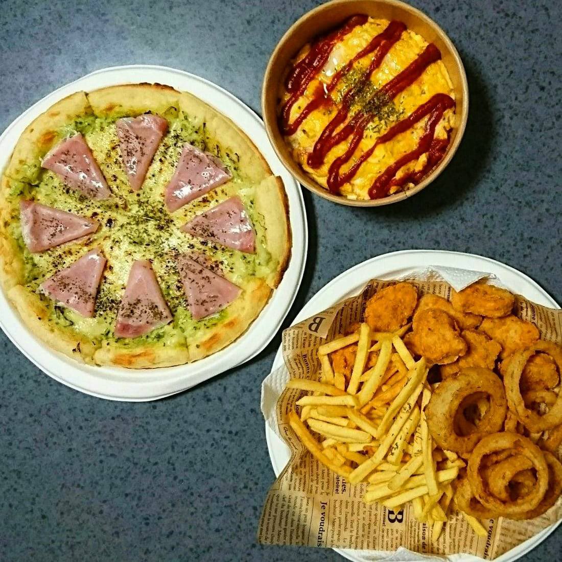 弘前学院大学 地域活性化 サークル 今回は 弘前厚生学院近くにある かふぇ ぎゃらり Monroe モンロー さんを紹介します 今回テイクアウトしたのは オムライス バジルピザ 揚げ物パーティ森 もり です オムライスは 卵がふわふわ とろとろ