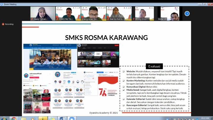 HannYulyantika's tweet photo. Sdh aku bilang hasil gak pernah menghianati kerja keras. Dari mulai dibentuk Tim, dapet tim yang kreatif dan asik itu sungguh luar biasa. Support dari seluruh pihak SMK ROSMA juga yang bisa bikin Tim SMM juara 1 sejabar di kelas 5 ini :') Thankyou @smkrosma gk nyangka bs juara https://t.co/xUxWDhFfPD