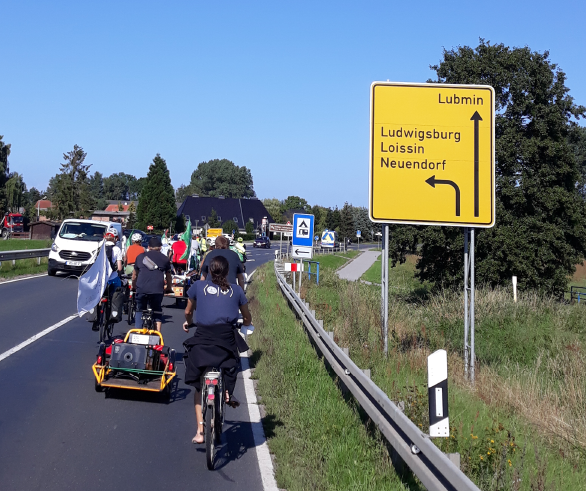 Climate4Justice's tweet photo. #OhneKerosinNachBerlin
Fahrradprotesttour auf 6 Strecken durch Doitschland... 🚴🚴🚴

Auch bei uns am Bodden gegen #NoStream2.
#NoLNG

Nur: Warum wird der Radweg blockiert?
Uns gehört die Straße!

@ohnekerosin
https://t.co/CaMxW9wXzs
#autofrei #oknb #AlleFürsKlima #Greifswald https://t.co/Z6eaPyYCEj