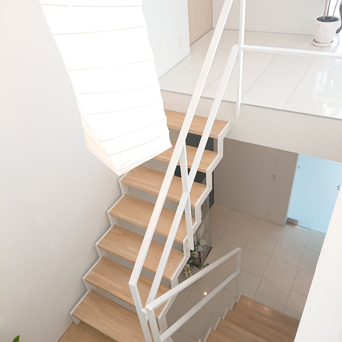 開放的なリビングの先には、
トリートメントルームが1つ
そして階段を降りて2つのお部屋があります✨
シャワールーム完備
#エステ #トリートメントルーム