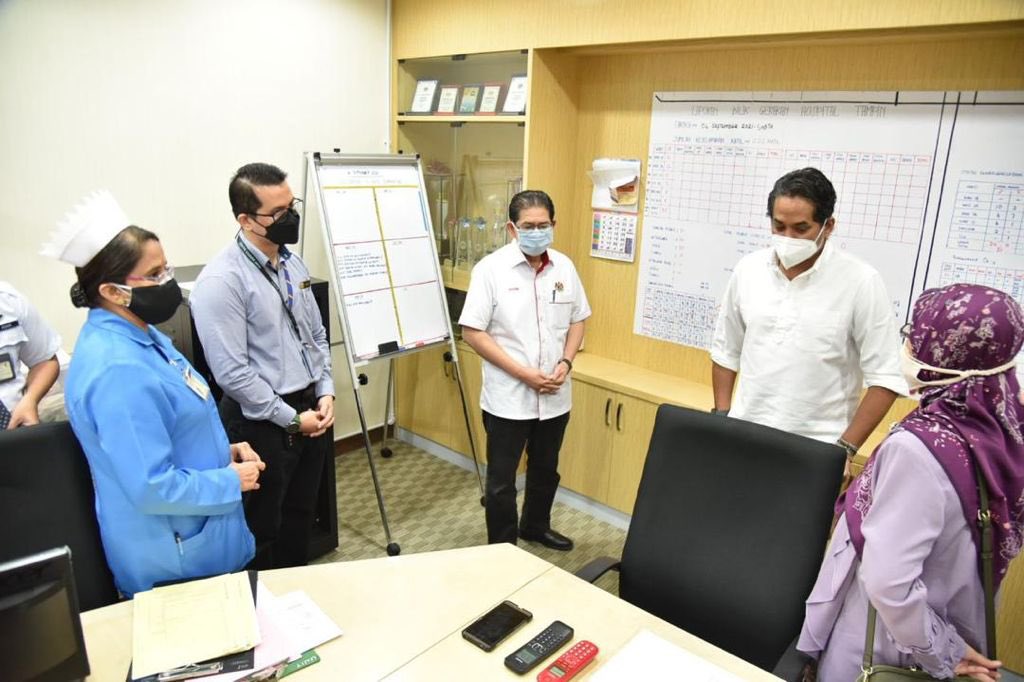 Khairykj's tweet photo. Melawat Hospital Tampin hari ini. Tahniah kepada semua yang terlibat dalam pelaksanaan PICK di Negeri Sembilan yang telah beralih ke fasa 3 PPN. Walaubagaimanapun, SOP mesti terus dipatuhi terutamanya memakai pelitup muka. Ini sangat penting &amp; harus diteruskan. https://t.co/xP0fcqIZyK