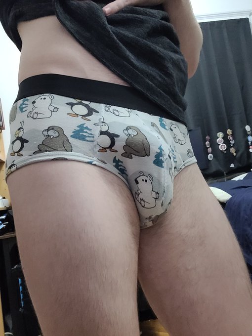 1 pic. Went out drinking today but no one seemed to wanna see what was beneath my shorts~ :p https://t