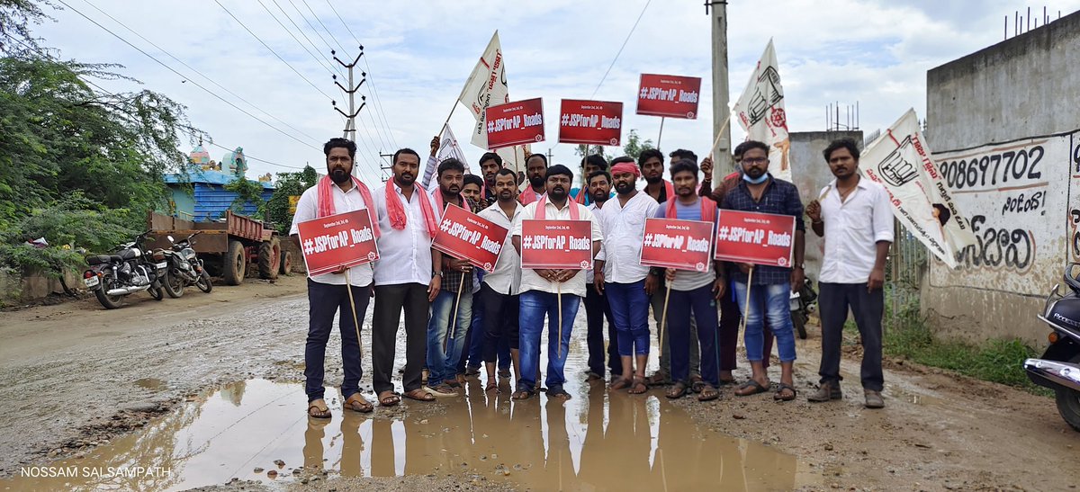 TeamBRK_ATP's tweet photo. జనసేన పార్టీ అధ్యక్షులు శ్రీ @PawanKalyan గారి  పిలుపు మేరకు ఆంధ్రప్రదేశ్ రోడ్ల దీన  పరిస్ధితిని దృష్టిలో పెట్టుకుని #JSPForAP_Road అనే హాష్టాగ్ ను ఉపయోగించి ఈరోజు అనంతపురం రోడ్ల పైన నిరసన తెలియచేయడం జరిగింది 

--@TeamBRK_ATP

@JanaSenaParty @mnadendla @JSP_Bhavani_ATP https://t.co/9fUTrkqbvA